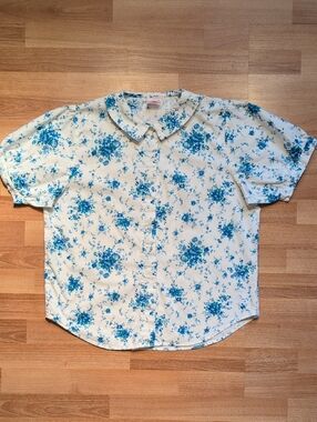 Button-Front Floral Short Sleeve Top in Blue & White
